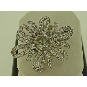 Photo: K18WG DIA BROOCH