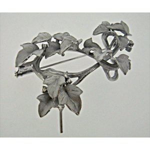 Photo: K18WG DIA BROOCH